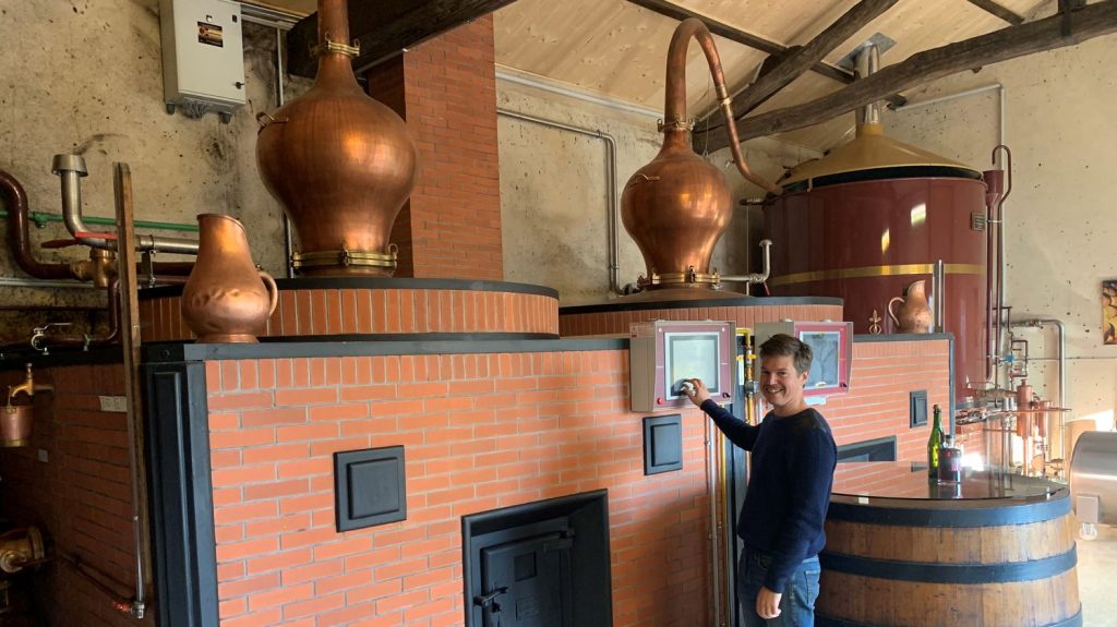 "Distillation" : les producteurs de Cognac entament leur campagne de distillation, à l’heure des tensions douanières avec la Chine
Les vendanges s'achèvent dans le Cognaçais, une région où les viticulteurs sont inquiets des mesures prises par la Chine à leur encontre. Ils vont entamer la distillation dans une ambiance morose.