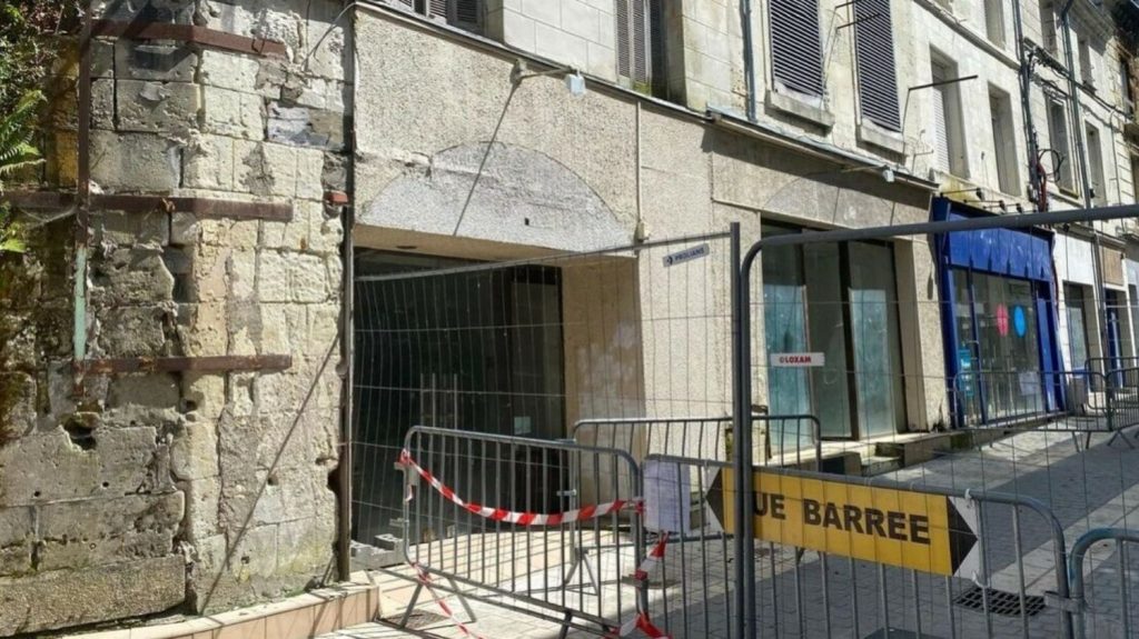 Vienne : deux immeubles inhabités s’effondrent à Châtellerault sans faire de victimes
Un périmètre de sécurité élargi va été établi dans le quartier. Les bâtiments font partie d'un ensemble qui était en cours de démolition.