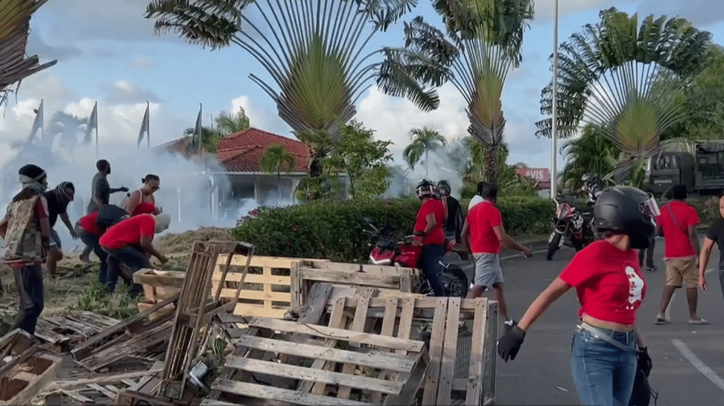 Martinique : la situation reste tendue
Depuis jeudi 10 octobre, il est interdit de sortir entre 21h et 5h, les rassemblements sont également interdits sur tout le territoire. Les émeutes, déclenchées par la vie chère, ont fait un mort et 26 blessés parmi les policiers et les gendarmes.