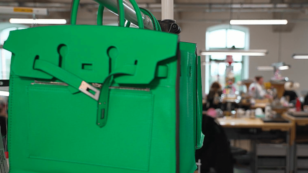 Luxe : Hermès pose ses valises à Riom, dans le Puy-de-Dôme
Une nouvelle séquence débute dans l’histoire de Riom, avec la création de 250 emplois grâce à l’ouverture d’un atelier de maroquinerie de la maison Hermès. Au programme, formation, transmission et reconversion.