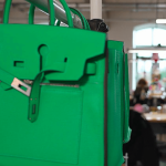 Luxe : Hermès pose ses valises à Riom, dans le Puy-de-Dôme
Une nouvelle séquence débute dans l’histoire de Riom, avec la création de 250 emplois grâce à l’ouverture d’un atelier de maroquinerie de la maison Hermès. Au programme, formation, transmission et reconversion.
