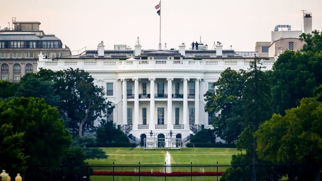 "Dans l'intimité des présidents américains" : Thomas Snégaroff sonde les enjeux d'image des locataires de la Maison-Blanche depuis cent ans
En choisissant de taire, médiatiser ou même fabriquer certains aspects de l'intimité des présidents américains, les communicants en ont fait une arme politique efficace.