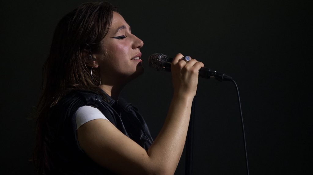 Tirade d'Izïa Higelin contre Emmanuel Macron : l'enquête visant la chanteuse a été classée sans suite
Pendant un concert à Beaulieu-sur-Mer juillet 2023, l'artiste avait imaginé le public aurait pu lyncher le président de la République.