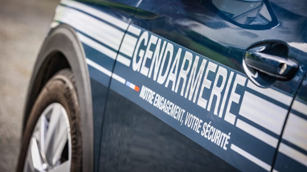 Pyrénées-Atlantiques : enquête ouverte après un féminicide à Momy
La gendarmerie a retrouvé les deux corps d'un couple jeudi 17 octobre, à Momy. Selon les premiers éléments de l'enquête, l'homme aurait tué sa femme avant de se suicider.
