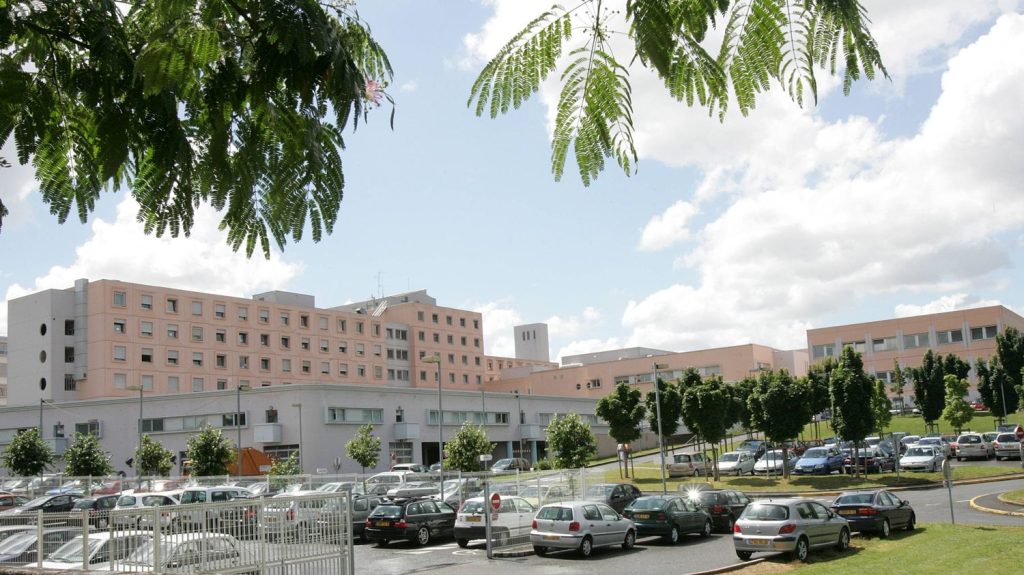 Un médecin des urgences de l'hôpital d'Angoulême visé par une enquête pour homicide volontaire
Une famille l'accuse d'avoir volontairement provoqué la mort d'un de leurs proches, atteint de trisomie 21.
