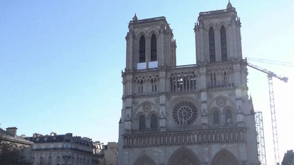 Notre-Dame de Paris : l'entrée à la cathédrale pourrait devenir payante
La ministre de la Culture, Rachida Dati, propose de rendre l'entrée à la cathédrale Notre-Dame de Paris payante. Selon elle, cela pourrait rapporter 75 millions d'euros par an.