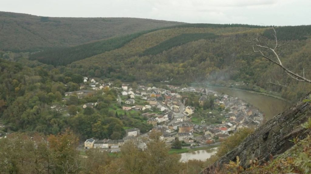 Tourisme dans les Ardennes : une escapade entre nature et gourmandise
Le 13 Heures en week-end se rend dans les Ardennes, vendredi 18 octobre, pour découvrir leur patrimoine naturel, gastronomique et monumental.