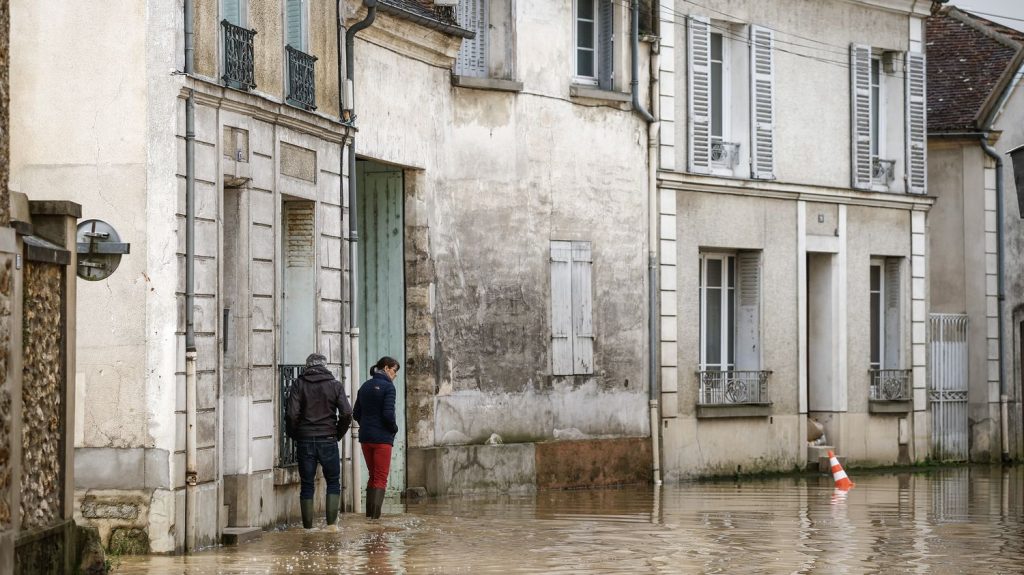 Dépression Kirk : en Seine-et-Marne, le centre-ville de Crécy-la-Chapelle évacué par les pompiers
L'électricité a également été coupée "pour des raisons de sécurité" dans le centre-ville de cette commune de près de 5 000 habitants.