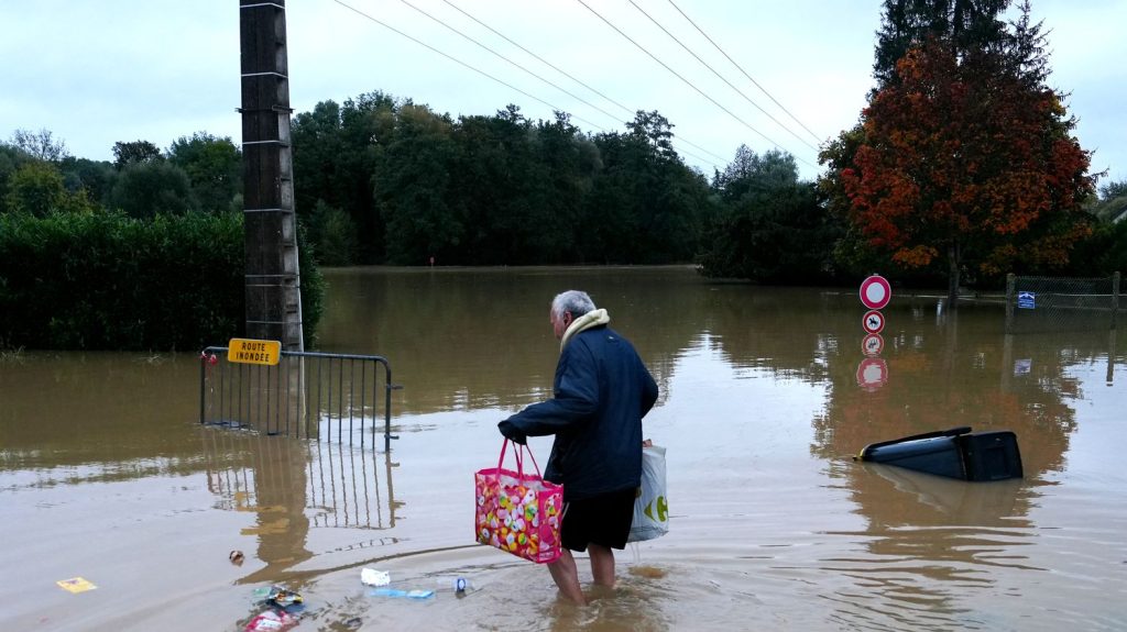 :
Reportage
Dépression Kirk : "C'est monté très vite", témoignent les premiers habitants de Seine-et-Marne évacués après les inondations
La commune de Pommeuse est particulièrement touchée par la montée des eaux due à la dépression Kirk qui traverse la France. Alors que la Seine-et-Marne reste en vigilance rouge, plusieurs familles ont été évacuées.