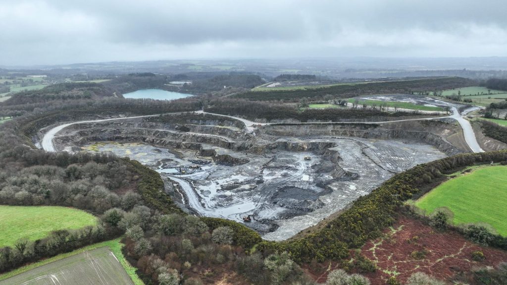 Lithium, titane, or... L'extension d'une mine d'andalousite en Bretagne relance le débat sur l’exploitation minière en France
L'exploitation de la carrière d'andalousite, un minerai très recherché par l’industrie, divise la commune de Glomel dans les Côtes d'Armor, entre intérêts économiques et défense de l'environnement.