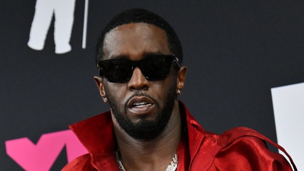 Vrai ou faux
Affaire P. Diddy : une fausse liste de complices circule sur les réseaux sociaux
L'affaire P. Diddy, accusé de trafic sexuel, s'accompagne d'une vague de désinformation sur les réseaux sociaux. La fausse liste de stars américaines censées être complices du rappeur a, en réalité, très certainement été générée par une intelligence artificielle.