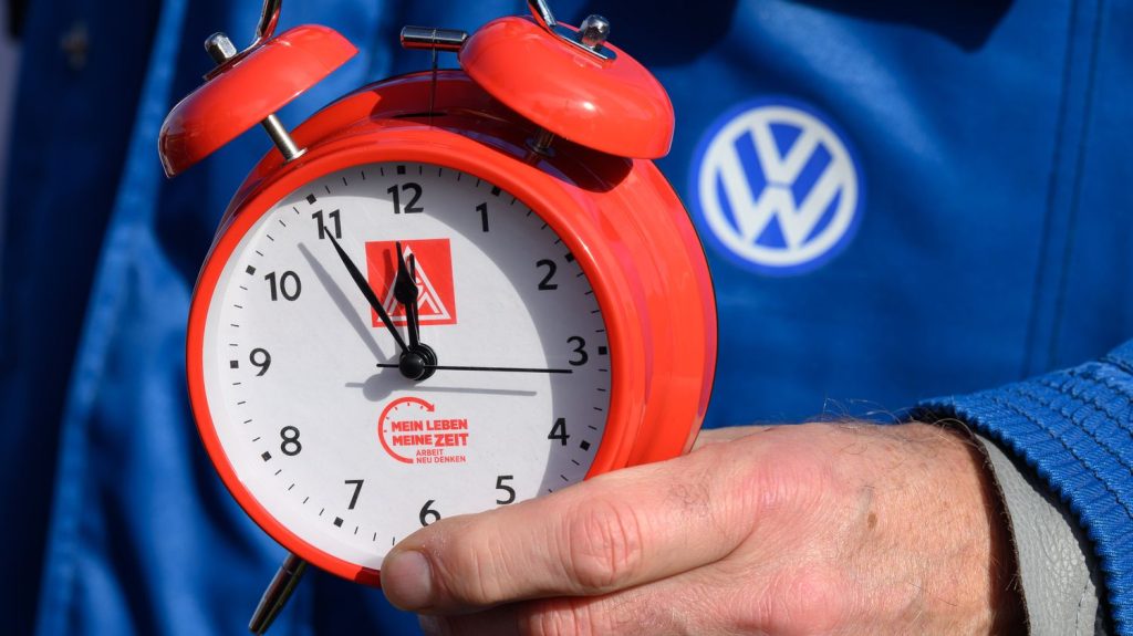 Automobile : après Volkswagen, faut-il craindre des fermetures d'usines en France ?
On assiste à un plan social historique chez Volkswagen en Allemagne : le constructeur prévoit au moins trois fermetures d’usines, avec à la clé des dizaines de milliers de suppressions d’emploi. Et en France comme en Italie, Stellantis tourne déjà au ralenti.