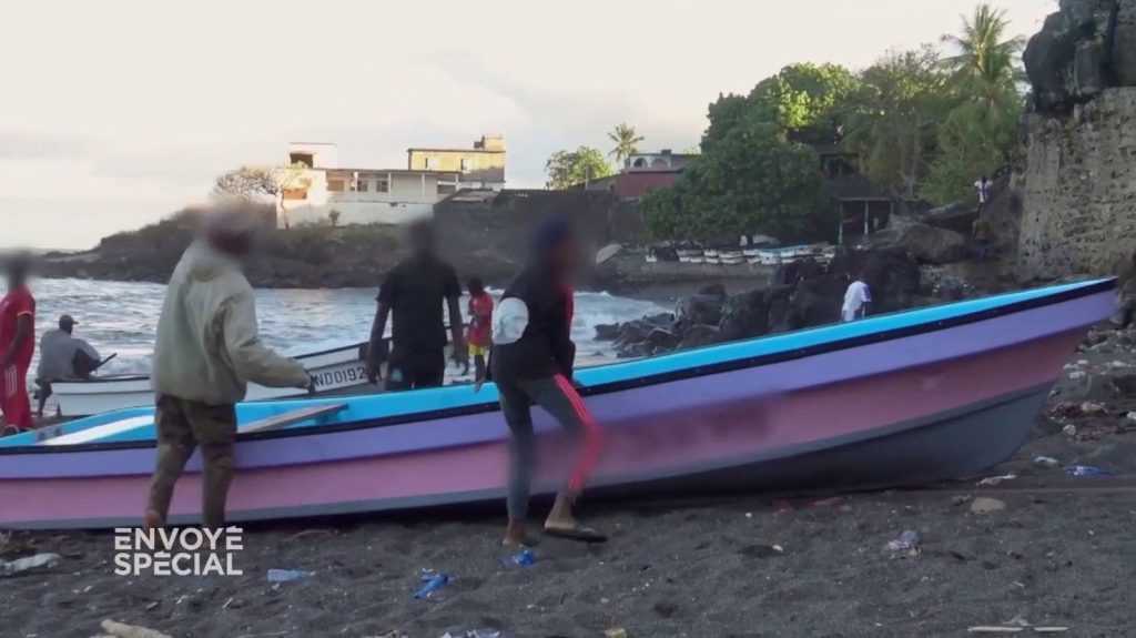 :
Vidéo
"C'est du business, c'est pas du trafic" : "Envoyé spécial" au cœur des filières de passeurs qui organisent les traversées de l'île d'Anjouan à Mayotte
Vu d'Anjouan, l'île la plus pauvre de l'archipel des Comores, l'eldorado s'appelle Mayotte. Un rêve français accessible juste de l'autre côté de l'horizon, à quatre heures de kwassa, ces barques qu'utilisent les passeurs pour les traversées clandestines. Quelques-uns d'entre eux ont dévoilé leur organisation à "Envoyé spécial".