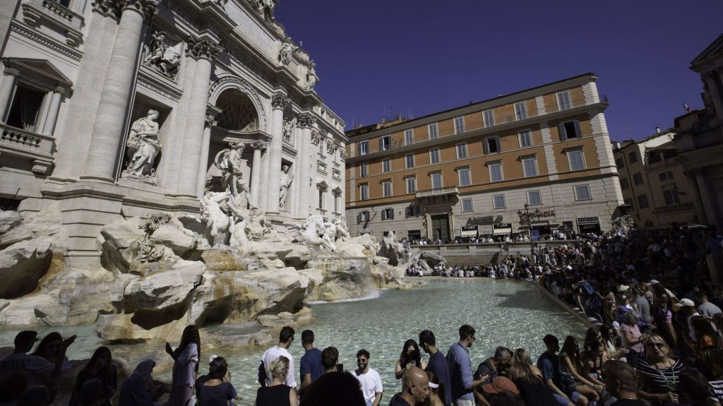 Rome : en rénovation, la célèbre fontaine de Trevi restera ouverte aux visites, mais son accès sera contrôlé
Des travaux de nettoyage et de rénovation ont débuté dans la capitale italienne pour restaurer la partie inférieure du monument, dégradé par une végétation invasive et des dépôts calcaires.