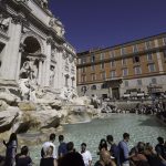 Rome : en rénovation, la célèbre fontaine de Trevi restera ouverte aux visites, mais son accès sera contrôlé
Des travaux de nettoyage et de rénovation ont débuté dans la capitale italienne pour restaurer la partie inférieure du monument, dégradé par une végétation invasive et des dépôts calcaires.