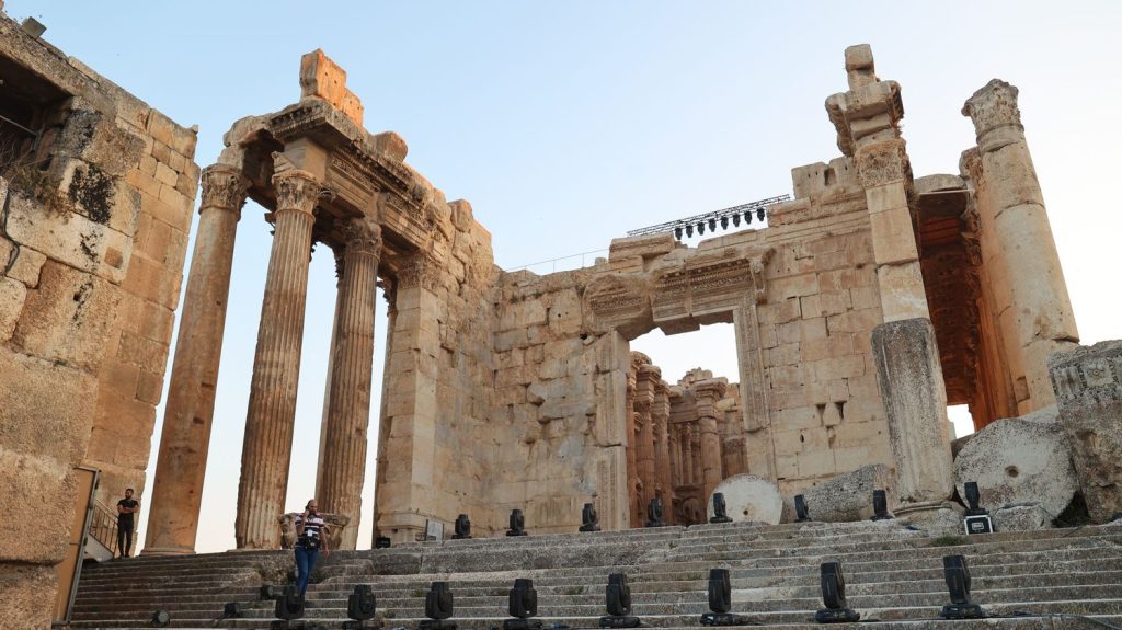 Les abords du site archéologique de Baalbeck, au Liban, visés par une frappe israélienne
La citadelle de Baalbeck, dans l'est du Liban, comprend l'un des temples romains les mieux préservés au monde, classé au patrimoine mondial de l'Unesco depuis 1984.