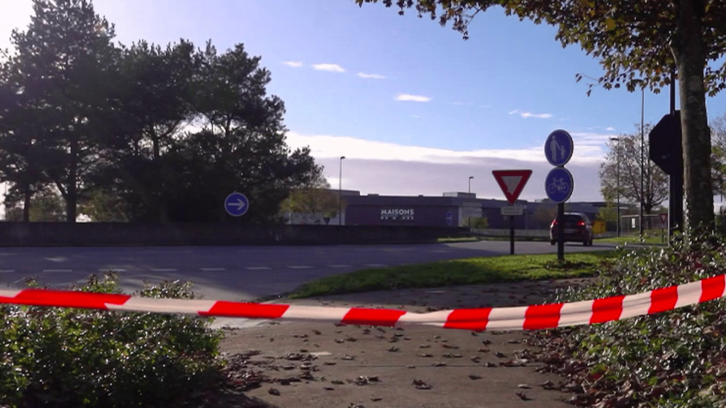 Ille-et-Vilaine : un enfant de 5 ans grièvement blessé dans une fusillade
Un enfant de 5 ans est toujours entre la vie et la mort, ce dimanche 27 octobre, après avoir reçu deux balles dans la tête lors d’une course-poursuite entre deux voitures près de Rennes. Il est probablement la victime collatérale d’un nouveau règlement de compte sur fond de trafic de drogues.