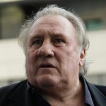 Procès de Gérard Depardieu : un premier rendez-vous judiciaire pour l’acteur, accusé d'agressions sexuelles sur le tournage des "Volets Verts"
Le comédien comparaît lundi pour avoir agressé sexuellement deux femmes en 2021. Une première étape pour le septuagénaire, également renvoyé devant la justice pour le viol de Charlotte Arnould.