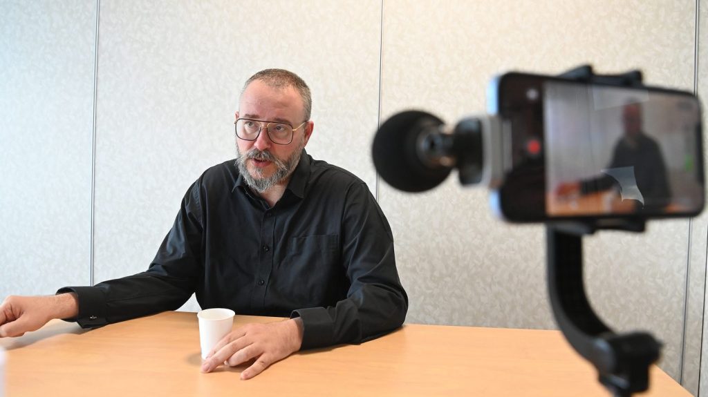 Chantage à la vidéo intime à Saint-Étienne : Gilles Rossary-Lenglet, qui avait révélé l'affaire, entame une grève de la faim pour obtenir la révocation du maire
Mis en examen dans l'affaire qu'il avait lui-même révélée, Gilles Rossary-Lenglet a écrit au Premier ministre et espère que son action aboutira à "la révocation de Gaël Perdriau", le maire de Saint-Etienne.