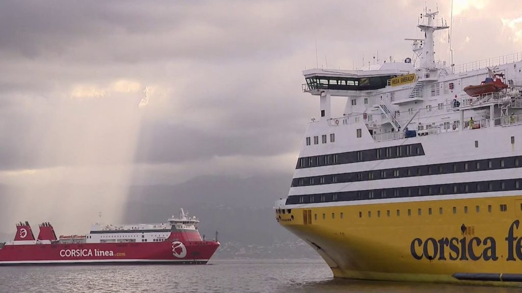 Grève en Corse : l’île totalement bloquée pendant 24 heures
Alors qu’une grève massive a eu lieu dans les ports et les aéroports insulaires, provoquée par la crainte d’une privatisation de ces secteurs, le gouvernement s’est engagé à ce qu’ils demeurent "sous la maîtrise des institutions de la Corse".