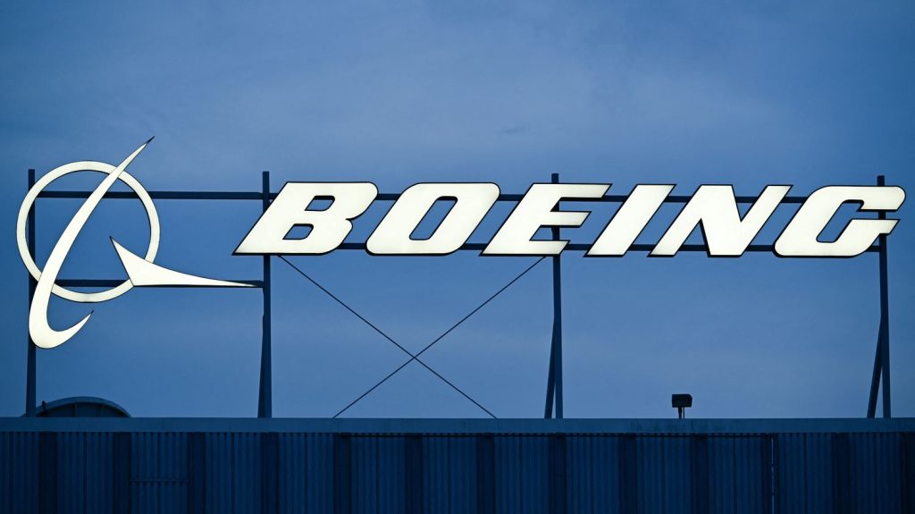 Aux Etats-Unis, la grève se poursuit chez Boeing après le rejet de l'accord social
La direction de Boeing proposait une hausse salariale de 35% sur quatre ans, mais sans rétablir le système de retraite supprimé en 2008 comme le réclament les syndicats.
