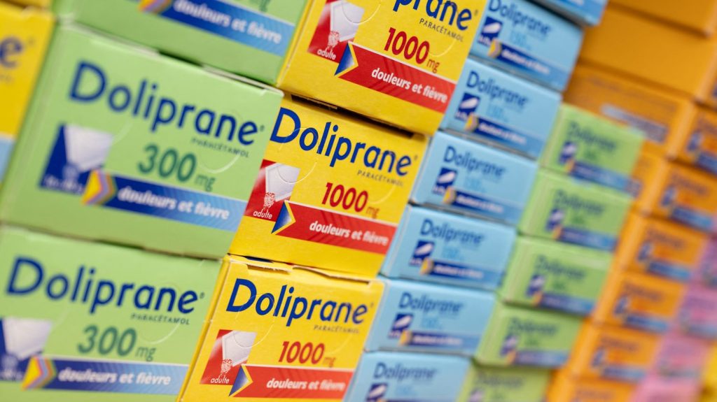 Sanofi : la CGT attend que le gouvernement arrête "d'être complice de la direction" du groupe pharmaceutique
Le site de production du Doliprane à Lisieux (Calvados) est en grève après l'annonce des discussions entre l'entreprise française Sanofi et un fonds d'investissement américain.