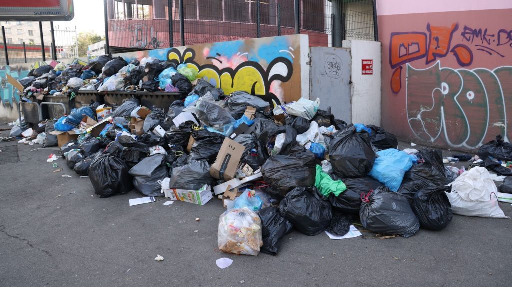 A Marseille, 600 tonnes de déchets s'accumulent après six jours de grève des éboueurs
Des éboueurs d'une filiale de Veolia ont cessé le travail depuis vendredi afin de dénoncer le manque de moyens pour assurer leur mission.
