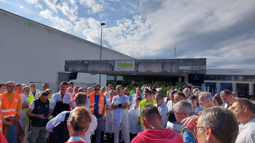 Faute d'annonce concernant un éventuel repreneur, les salariés de Valeo à La Suze-sur-Sarthe en grève illimitée
L'entreprise de la Sarthe, qui fabrique des refroidisseurs pour batteries, est à vendre depuis juillet dernier.
