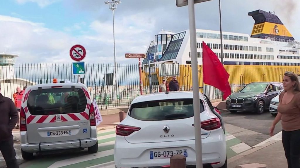 Corse : les ports et les aéroports bloqués par une grève surprise
Le trafic maritime et aérien corse est paralysé depuis l’après-midi du jeudi 3 octobre, par un mouvement social des travailleurs.