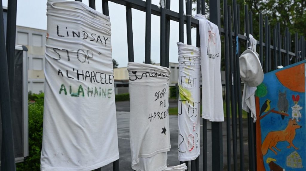 Suicide de Lindsay : la meilleure amie de la collégienne révèle avoir rédigé la lettre d'adieu à sa demande
L'adolescente de 13 ans s'est suicidé en mai 2023 après avoir alerté pendant des mois sur le harcèlement dont elle était victime.