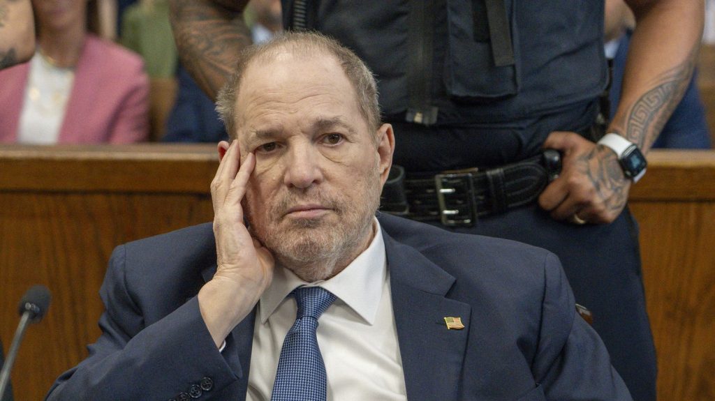 Etats-Unis : Harvey Weinstein est atteint d'un cancer de la moelle osseuse, selon des médias américains
Selon plusieurs médias américains, l'ancien producteur souffre d'une leucémie myéloïde chronique et suit un traitement dans une prison de New York. Au total, plus de 80 femmes ont accusé Harvey Weinstein de harcèlement, d'agression sexuelle ou de viol.