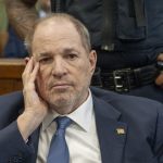 Etats-Unis : Harvey Weinstein est atteint d'un cancer de la moelle osseuse, selon des médias américains
Selon plusieurs médias américains, l'ancien producteur souffre d'une leucémie myéloïde chronique et suit un traitement dans une prison de New York. Au total, plus de 80 femmes ont accusé Harvey Weinstein de harcèlement, d'agression sexuelle ou de viol.
