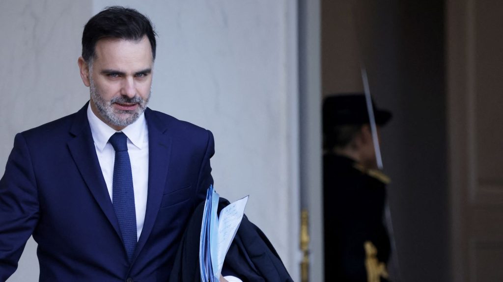 La hausse des impôts concernera seulement les "0,3% des ménages" les plus fortunés en France, selon le ministre du Budget
Interrogé dans l'émission "Les 4 Vérités" France 2, Laurent Saint-Martin a cité l'exemple d'"un ménage sans enfant qui touche à peu près des revenus de 500 000 euros par an".