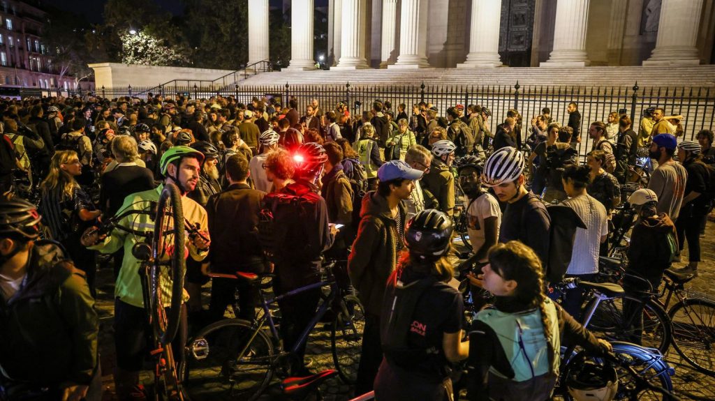 :
Reportage
"Confrontés en permanence à ce genre d'actes" : vélo à la main, des centaines de personnes se rassemblent à Paris en hommage au cycliste mort écrasé par un automobiliste
Un rassemblement était organisé, mercredi soir, place de la Madeleine à Paris, en hommage au cycliste mort écrasé par une voiture la veille.