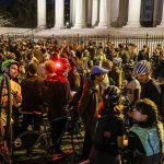 :
Reportage
"Confrontés en permanence à ce genre d'actes" : vélo à la main, des centaines de personnes se rassemblent à Paris en hommage au cycliste mort écrasé par un automobiliste
Un rassemblement était organisé, mercredi soir, place de la Madeleine à Paris, en hommage au cycliste mort écrasé par une voiture la veille.