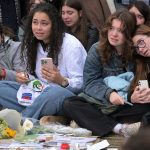 A Paris, l'hommage de fans au chanteur Liam Payne qui a marqué leur enfance
Liam Payne est mort mercredi à 31 ans après une chute du balcon de sa chambre d'hôtel à Buenos Aires en Argentine, dans un contexte de "consommation d'alcool et de stupéfiants", selon les premiers résultats de l'enquête.