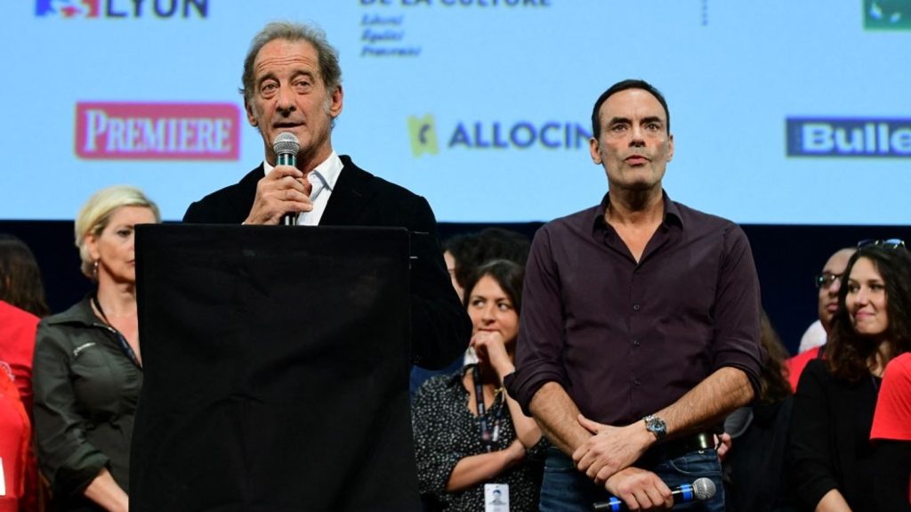 "Personne ne t'a oublié" : Anthony Delon rend un vibrant hommage à son père Alain en clôture du festival Lumière, à Lyon
Le fils de l'acteur et Vincent Lindon ont délivré dimanche à Lyon (Rhône) d'émouvants discours en mémoire d'Alain Delon, disparu l'été dernier à l'âge de 88 ans.