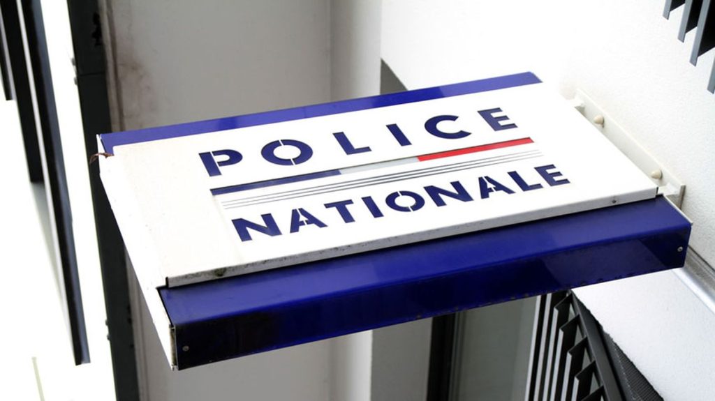 Un homme de 39 ans blessé par balle après avoir tenté d'agresser un policier au sein du commissariat de Saintes
Un homme a tenté d'agresser un policier avec un couteau mardi soir, alors qu'il était en garde à vue au commissariat de Saintes. Le policier lui a tiré dessus, le blessant au poignet et à l'abdomen.