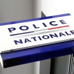 Un homme de 39 ans blessé par balle après avoir tenté d'agresser un policier au sein du commissariat de Saintes
Un homme a tenté d'agresser un policier avec un couteau mardi soir, alors qu'il était en garde à vue au commissariat de Saintes. Le policier lui a tiré dessus, le blessant au poignet et à l'abdomen.