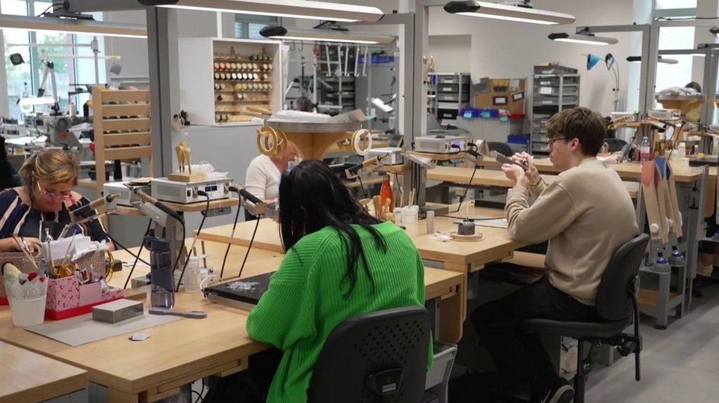 Puy-de-Dôme : la maison Hermès s’implante à Riom
À Riom (Puy-de-Dôme), l’ancienne manufacture de tabac a laissé place aux mains de 246 nouveau employés de la maison Hermès. Une activité qui pourrait relancer la vie de la commune à tout points de vue.
