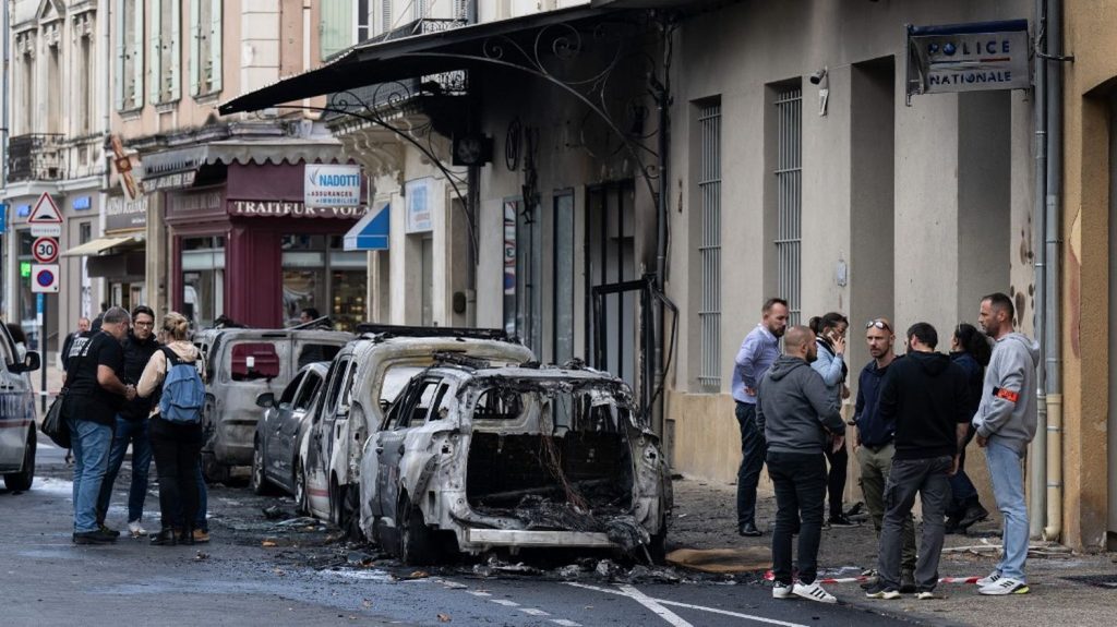 Véhicules de police brûlés à Cavaillon : deux hommes ont été écroués et mis en examen
Les deux suspects, originaires de la région parisienne, ont été interpellés le 9 octobre, le jour où quatre véhicules de police ont été incendiés dans la ville du Vaucluse.