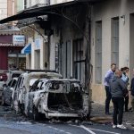 Véhicules de police brûlés à Cavaillon : deux hommes ont été écroués et mis en examen
Les deux suspects, originaires de la région parisienne, ont été interpellés le 9 octobre, le jour où quatre véhicules de police ont été incendiés dans la ville du Vaucluse.