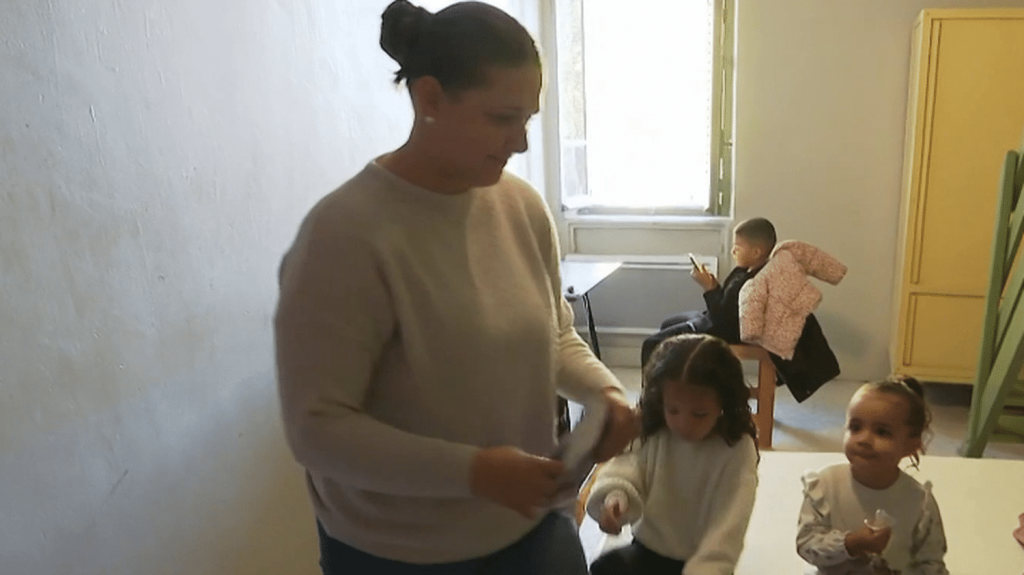 Intempéries dans le Gard : les habitants de Pont-Saint-Esprit impatients de regagner leur domicile
Dans la soirée du jeudi 17 octobre, le niveau du Rhône est dangereusement monté à Pont-Saint-Esprit, dans le Gard. 114 foyers ont été évacués sur ordre de la mairie. Vendredi, les habitants attendent le feu vert de la mairie pour regagner leur logement, qui devrait intervenir à la mi-journée.