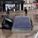 Intempéries : les villes de Rive-de-Gier et Givors sous les eaux
D'importantes inondations ont touché les communes de Rive-de-Gier, dans la Loire, et de Givors, dans le Rhône, jeudi 17 octobre. Le parking d'un centre commercial a notamment été totalement noyé dans cette dernière ville.
