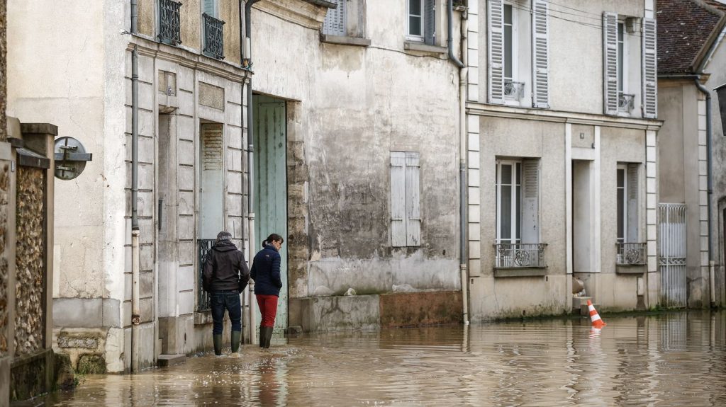 :
Reportage
"Si ça recommence souvent, on va penser à partir" : en Seine-et-Marne, la lassitude et l'inquiétude devant la récurrence des inondations
L'état de catastrophe naturelle va être déclaré à Crécy-la-Chapelle, où de nombreux habitants ont été victimes d'inondations à cause de la dépression Kirk. Les inondations à répétition suscitent l'inquiétude, notamment à l'approche de la saison des pluies.