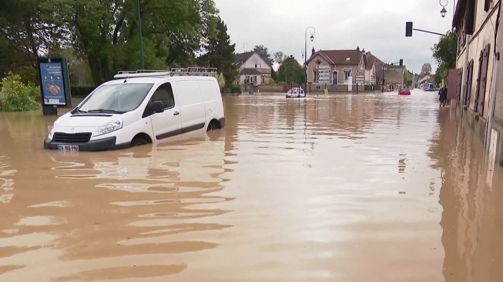 Dépression Kirk : des inondations et une crue record en Seine-et-Marne
Des inondations ont touché la Seine-et-Marne, jeudi 10 octobre. Dans plusieurs communes, des maisons sont sous l'eau et les habitants sont las.