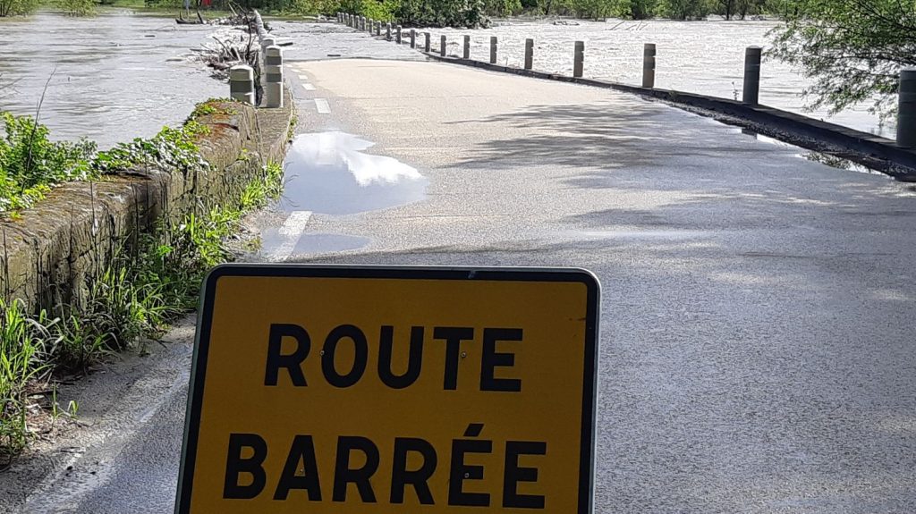 Intempéries : une partie de l’A8 inondée et plusieurs routes coupées dans le Var, des ponts fermés dans le Gard
"Il est tombé deux mois de pluies en trois heures", selon un météologue de Météo varoise. "Les cours d’eau du département vont continuer à réagir aujourd’hui et ce week-end", prévient la préfecture qui appelle à la vigilance.
