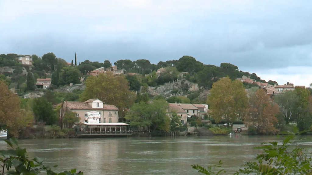 Intempéries : la menace d’un nouvel épisode cévenol
Un nouvel épisode cévenol est attendu, vendredi 25 octobre, dans le sud-est de la France. S’il devrait être moins dense que celui de la semaine précédente, les sols sont gorgés d’eau, et les habitants craignent le pire. Reportage entre le Gard et l’Ardèche.