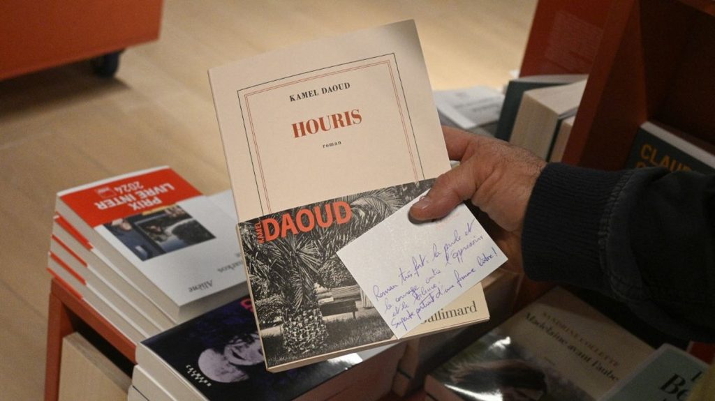Gallimard, éditeur de Kamel Daoud, interdit au Salon du livre d'Alger
Aucune justification n'a été fournie par les organisateurs de l'événement qui se tient en novembre dans la capitale algérienne.