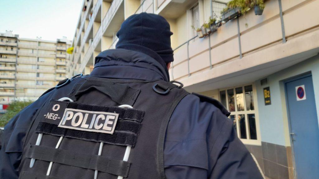 Dix membres supposés de la DZ Mafia interpellés près d'un an après une fusillade mortelle sur un parking de Marseille
Ils sont suspectés d'être liés à un double meurtre commis en novembre 2023, sur le parking d'un McDonald's du 16e arrondissement de Marseille.